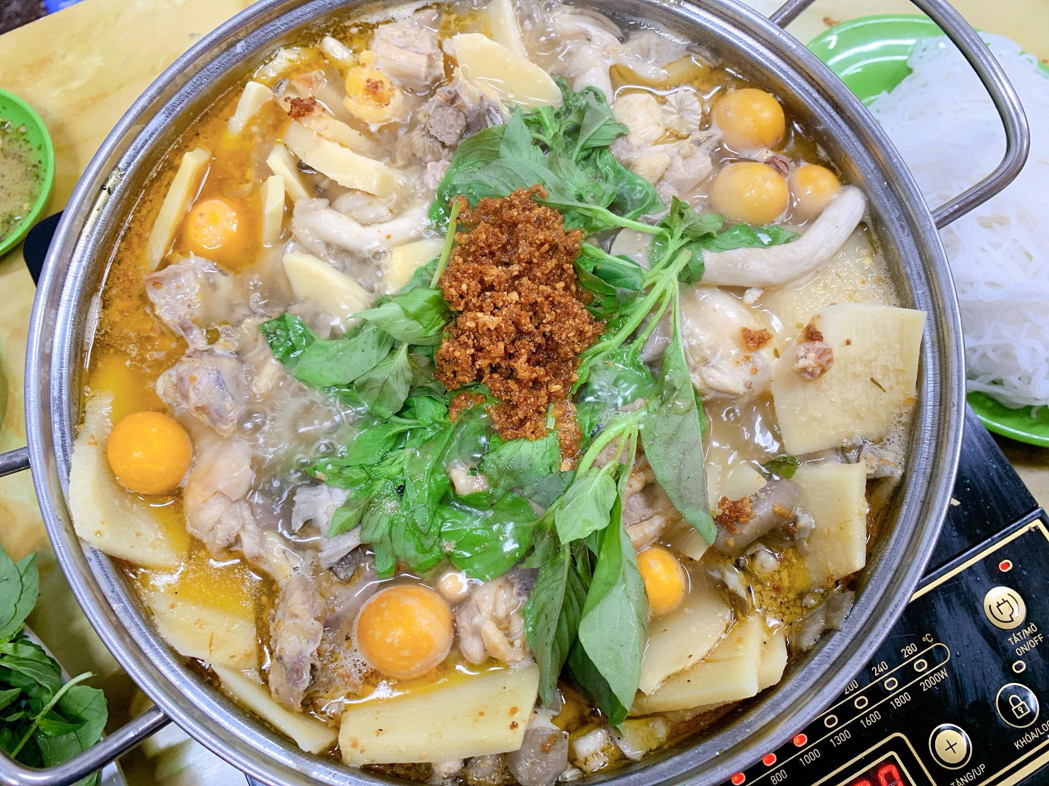 Lẩu gà của quán đặc trưng với phần nước lẩu ngọt thanh ăn cùng thịt gà tươi và lá é cay nồng